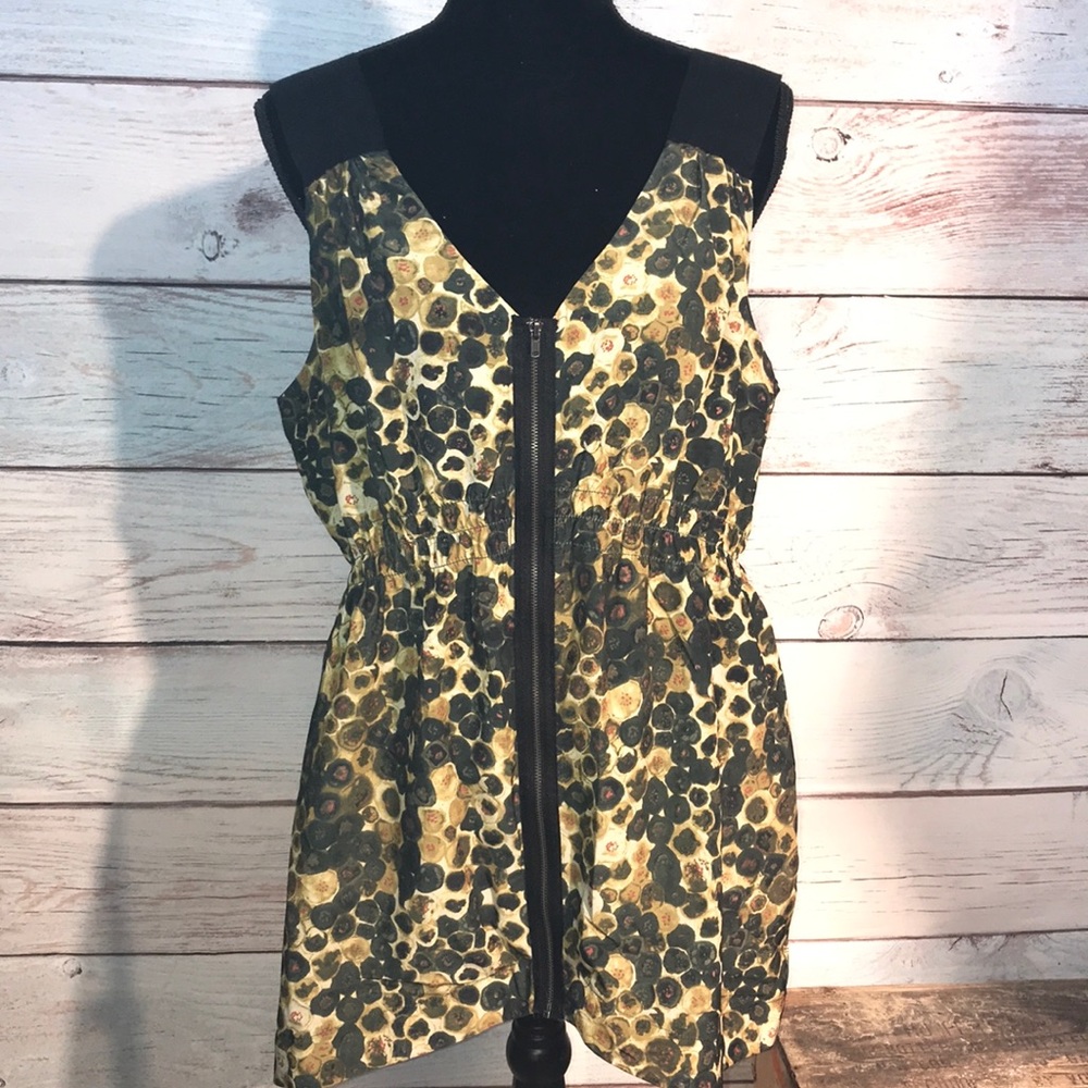 Simply Vera sleeveless zip up top